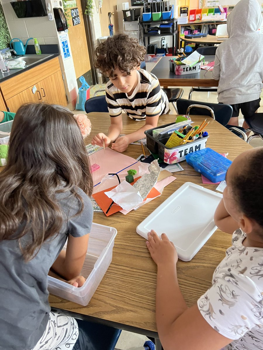 CummingsClassrm's tweet image. How does it look? How does it feel? What’s the smell? Room ✌️ loved sorting various materials by their properties! #room2whatsnew #cridgepride #tciscience @TeachTCI