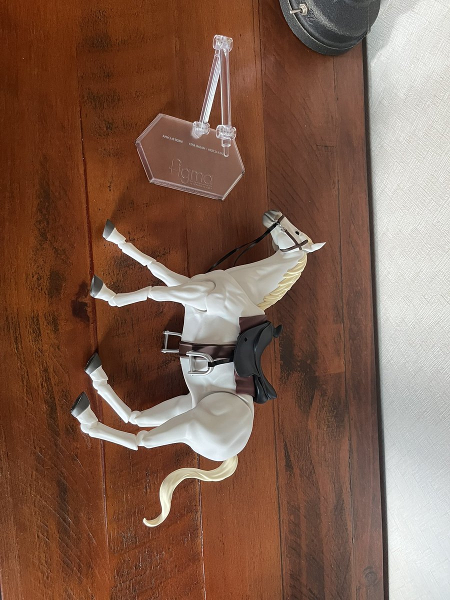 48skill's tweet photo. この馬フィギュアどうやって台と接続するんだろう？と思ったら予想通りの場所に接続できました。
馬馬ばば〜ん！ https://t.co/vcPvMUZqNw