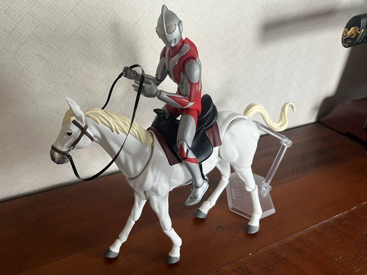 48skill's tweet photo. この馬フィギュアどうやって台と接続するんだろう？と思ったら予想通りの場所に接続できました。
馬馬ばば〜ん！ https://t.co/vcPvMUZqNw