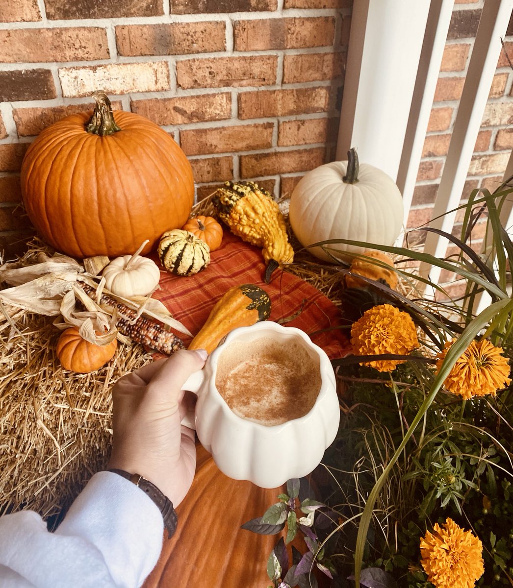 lexb_22's tweet photo. First day of fall calls for adding a new pumpkin mug to the collection ! #pslseason #acoffeeadaykeepsheadachesaway https://t.co/bPN2RGktSU