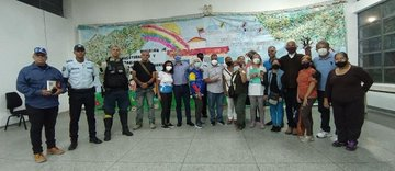 ApcLeoncio's tweet photo. #21Sep En la sede del Consejo Comunal #LosRuicesSocialista Urb. Los Ruices, parroquia #LeoncioMartínez, se realizó por instrucciones de nuestro Gobernador @HectoRodriguez, Asamblea con el Poder Popular de Los Ruices, liderada por el padrino Jassen Sánchez.
https://t.co/Et75oJirqq https://t.co/rBgKYmRkcV