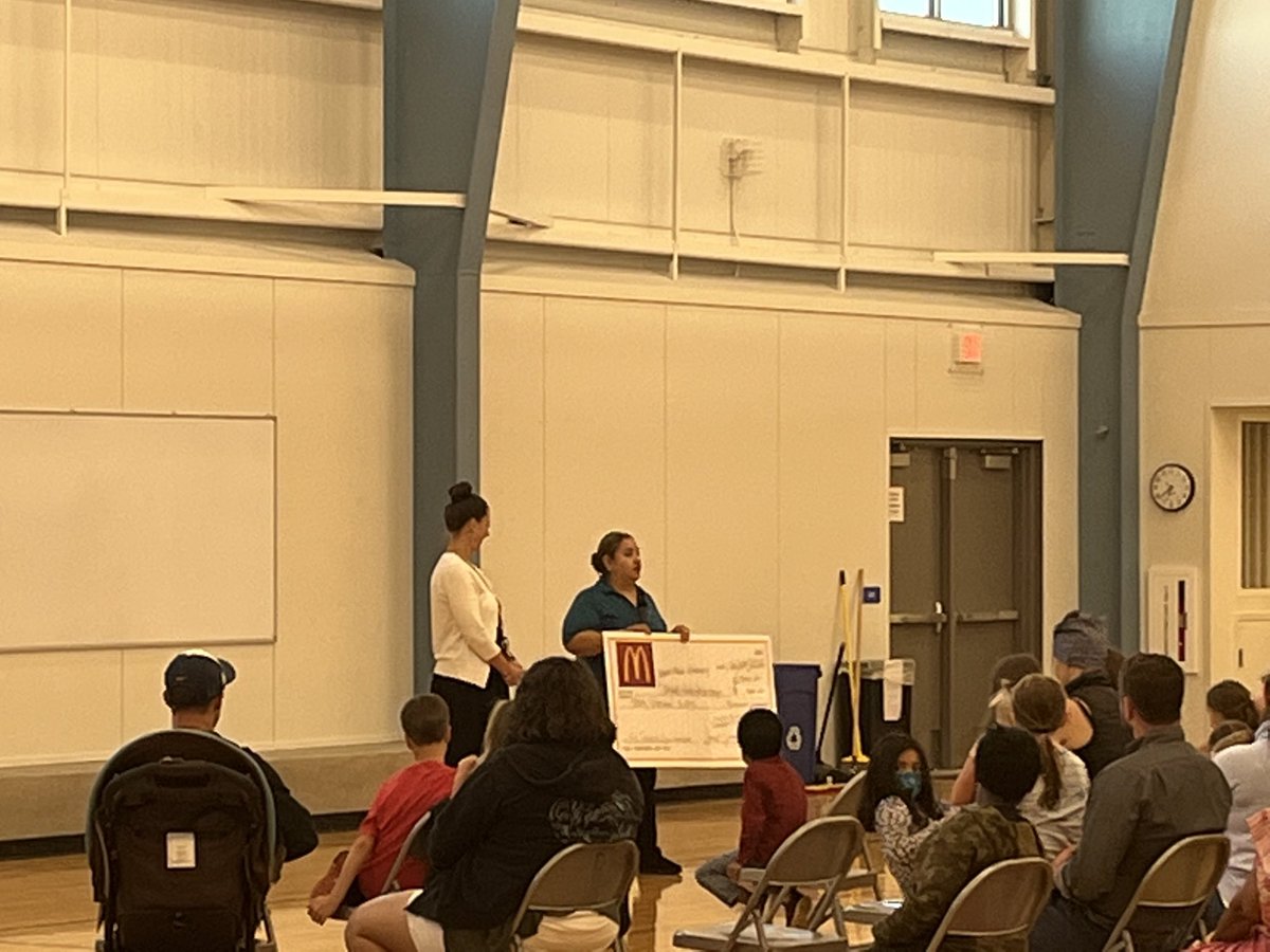 hsdstservices's tweet photo. Principal Petrick at Back to School night accepting a donation from McDonalds and welcoming families with her teacher energy! https://t.co/ASsMhDfEg3