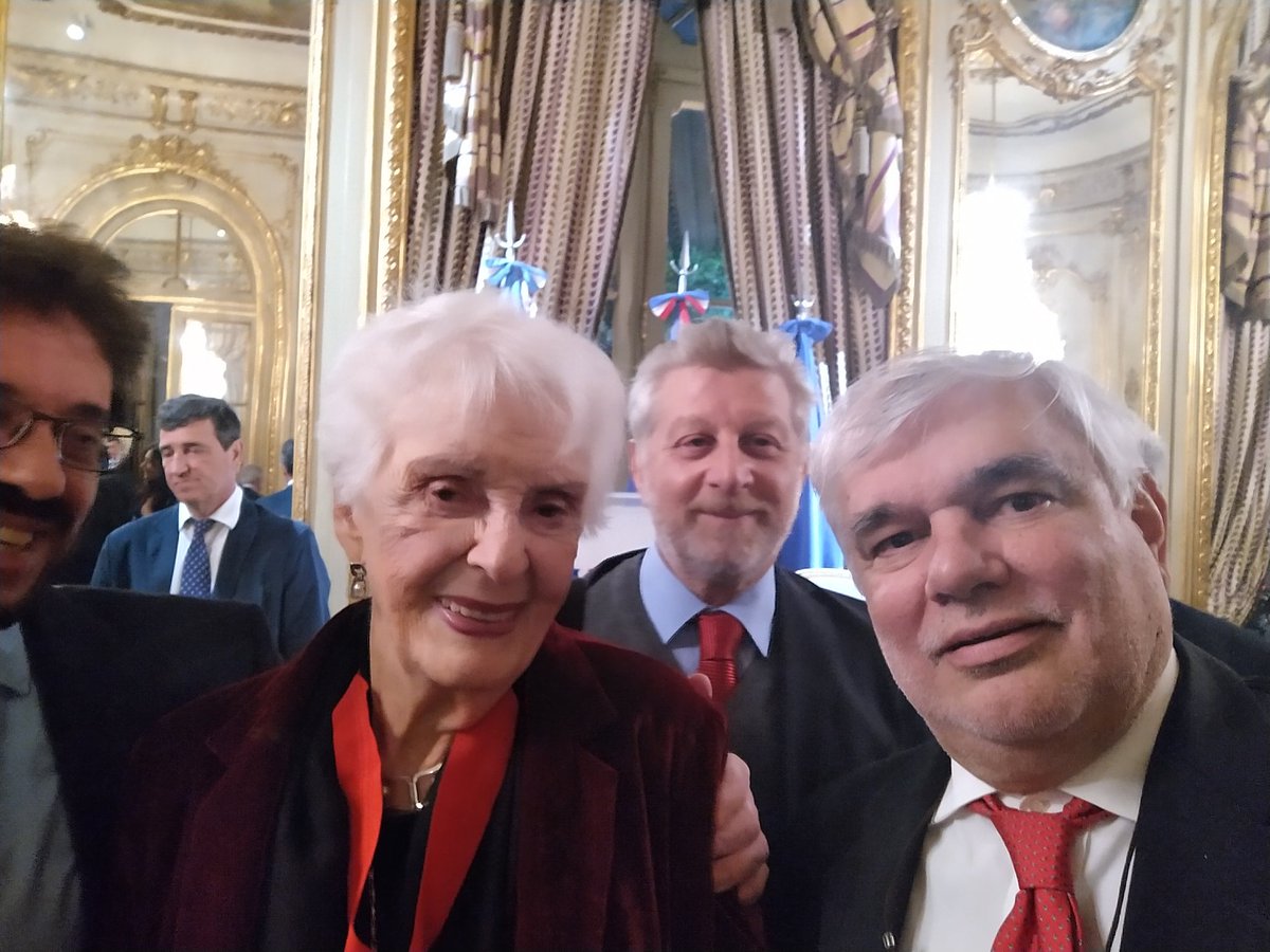 Orgullo nacional! Graciela Fernández Meijide, condecorada por la República Francesa, por sus enormes méritos.

 Necesitamos muchos dirigentes como ella!
