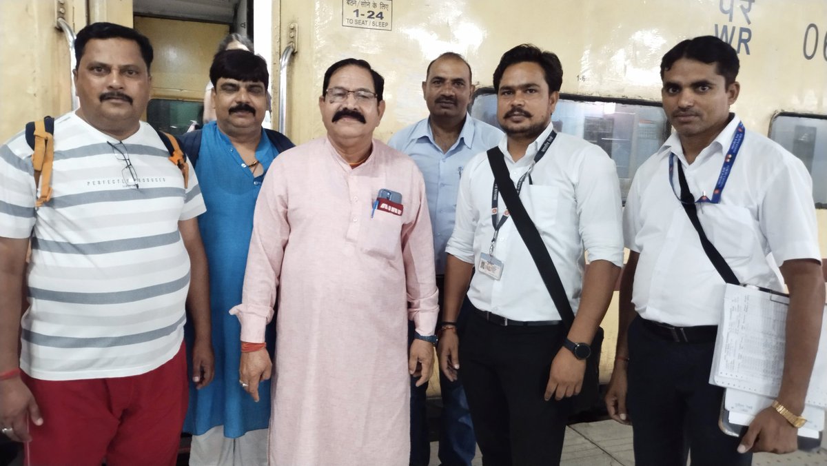 *मेरे अपने विचार* =

*आज लाल कुआं से इज्जत नगर के सफर में यूनियन प्रतिनिधित्व Hemant TTE( MTR) काठगोदाम शाखा के कोषाध्यक्ष कमलेश कुमार, इज्जत नगर रेलवे स्टेशन पर केंद्रीय* *अध्यक्ष बसंत सर जी, रोहित भैया, और गुड्स गार्ड त्यागी जी से मुलाकात हुई  मेरे छोटे से सफर मे मुलाकात