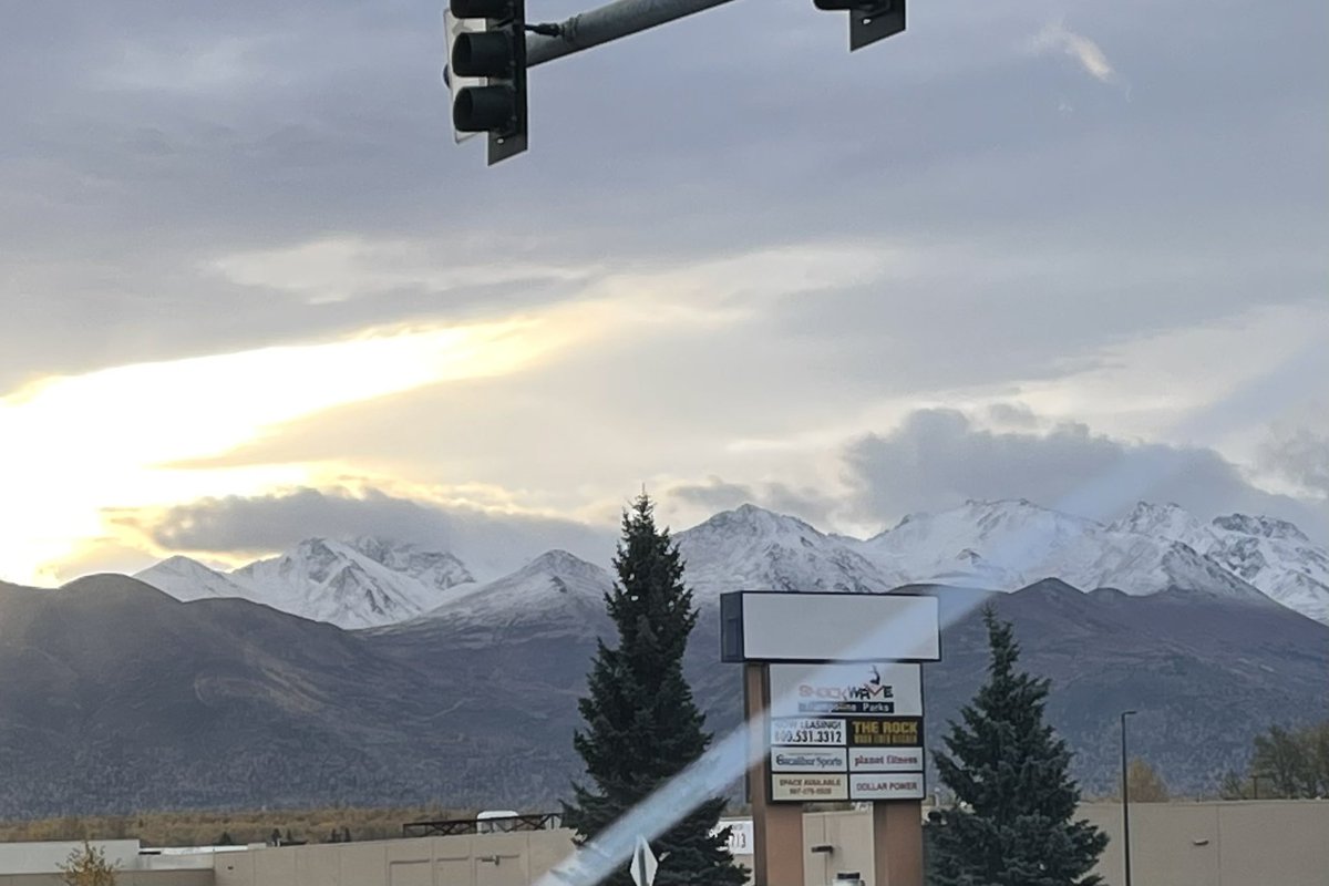 OnlyGeekette's tweet photo. First day of fall, looks like winter is near. #alaska #aladkalife #terminationdust #fallequinox https://t.co/8bHCgQjq4Z