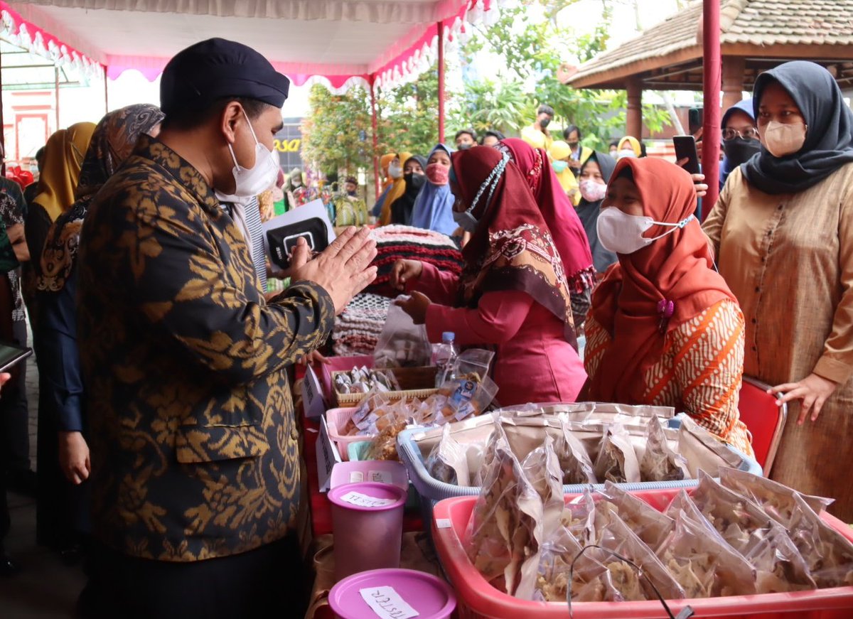 PanglimaSGN's tweet photo. Gus Yasin bakal terus mendorong UMKM agar berkembang dan naik kelas. Dia berharap ada kerja sama simultan antara para pemangku kepentingan untuk membantu UMKM go internasional. 
#GusYasin
#PanglimaSGN
#SantriGayengNusantara
#TajYasin
#WagubJateng
@TajYasinMZ https://t.co/pecvGn4La3