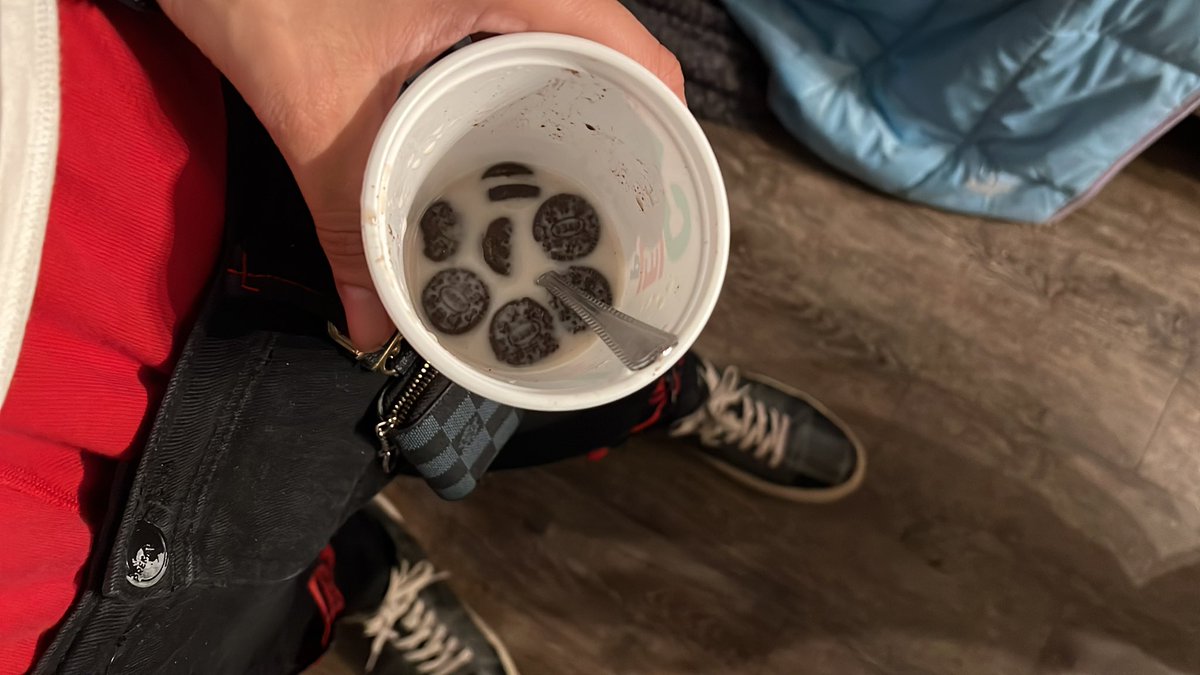 lightskinsos's tweet photo. Mini Oreos and almond milk are the best https://t.co/2Q4uw2Svrx