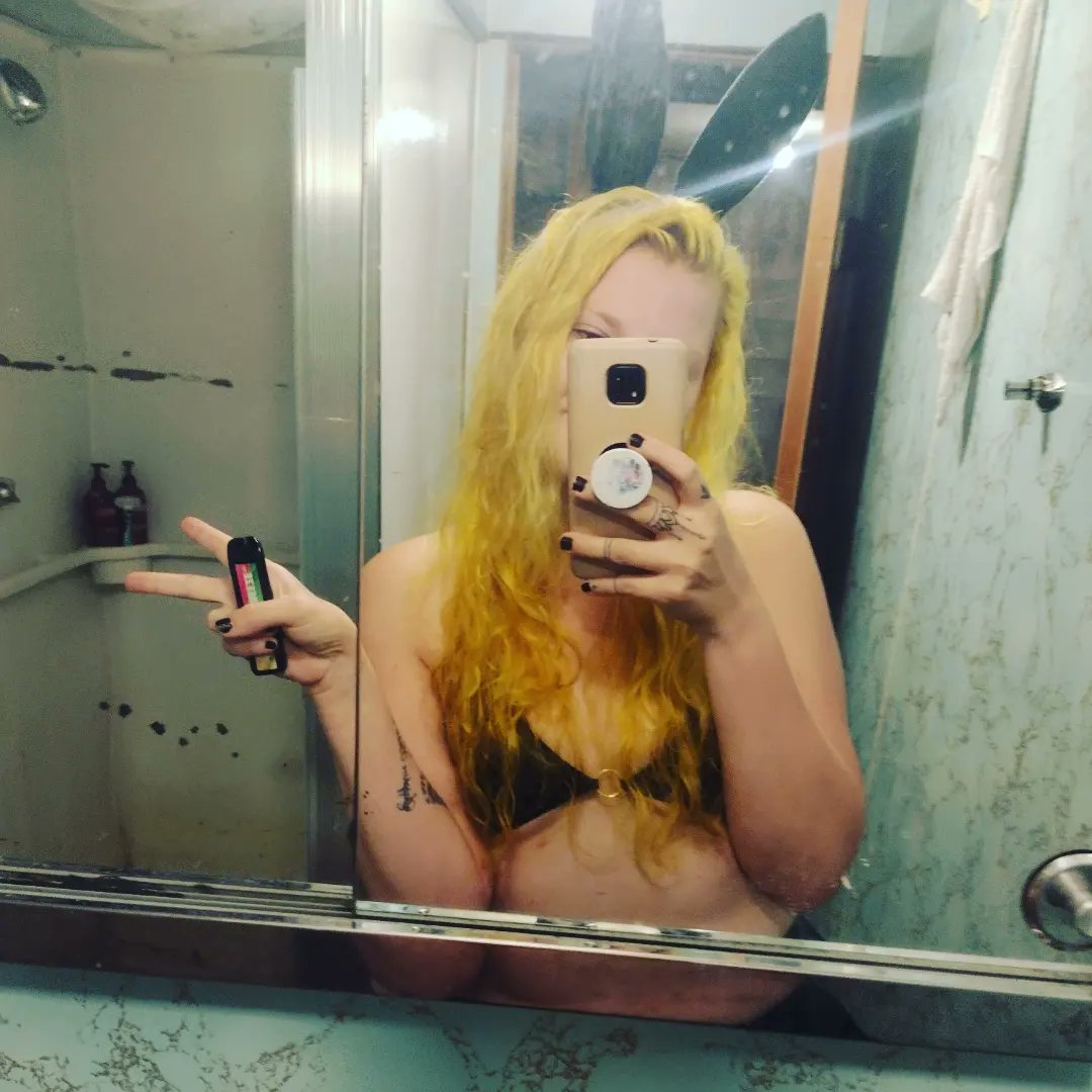 ToxicLee420's tweet photo. Squishy 👅 
#that🍆 #gotmelike🤤
#pierced #tatted #venoms #stonergirl 
#imback #bunnygirl #sexy #gotsmeapartner
#bonnieandclyde
#fuckmeharderdaddy #toxiclee #OF #makemewet 💦 https://t.co/mAtVyEPXcJ