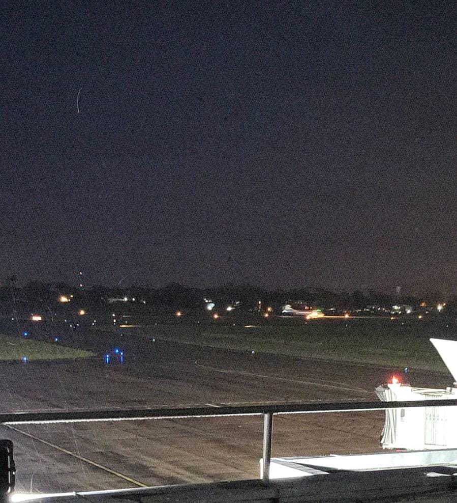 Ehisahn's tweet photo. COMUNICADO
EHISA informa a la población en general que el Aeropuerto Internacional Ramón Villleda Morales de San Pedro Sula está OPERATIVO.            Los vuelos continúan de manera normal.  Se informa que la terminal de carga La Mesa está laborando en sus horarios acostumbrados. https://t.co/lUEal36cFV