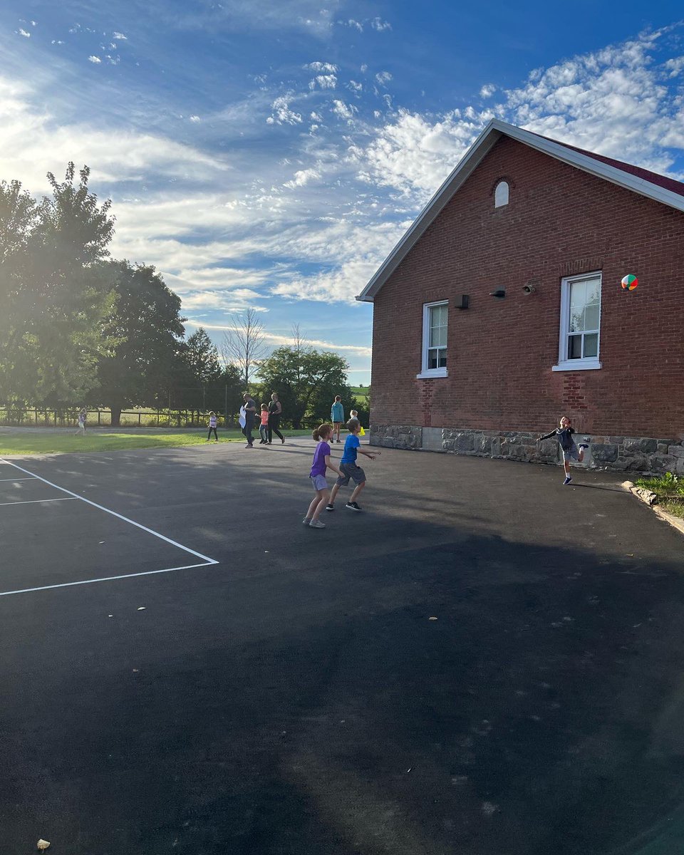Natalie_DWood's tweet photo. So wonderful to welcome families back in-person at our Meet the Staff event last night.  Students were excited to share their classrooms and introduce their teachers to their families.  As well, thanks to Mrs. Larocque, our Book Fair was a HUGE success!! 🐻 #GoGrizzlies https://t.co/TTidnCAuKL