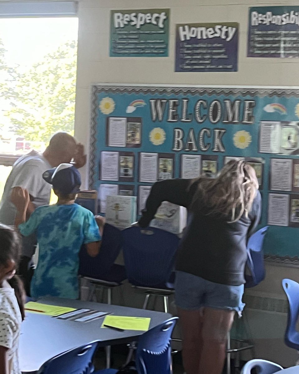 Natalie_DWood's tweet photo. So wonderful to welcome families back in-person at our Meet the Staff event last night.  Students were excited to share their classrooms and introduce their teachers to their families.  As well, thanks to Mrs. Larocque, our Book Fair was a HUGE success!! 🐻 #GoGrizzlies https://t.co/TTidnCAuKL