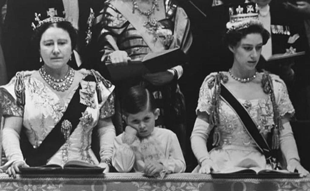Roy_Daroyni's tweet photo. Prince Charles (4 years-old) on the coronation of Queen Elizabeth II, 1953. Got a bored-face when thinking that he had to wait for next 70 years to become a king 😆 https://t.co/Gsqs91AEwa