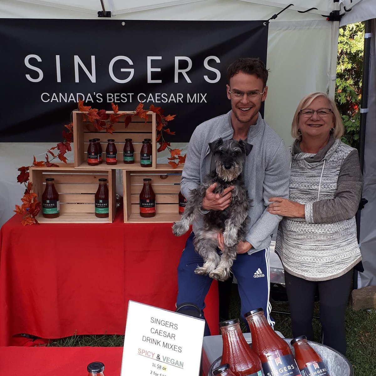 Here's a little #flashbackfriday to the year we got to see our friend Wade and cute little Cujo here at HOps &amp; Harvest at Kelso!

Stock up on all your Caesar needs
❤Spicy 🧡Mildly Spiced 💚#Vegan 🖤Smokin’
Mixes, Caesar Rimmer, Caesar Mustard &amp; more!

singersmix.com/events/