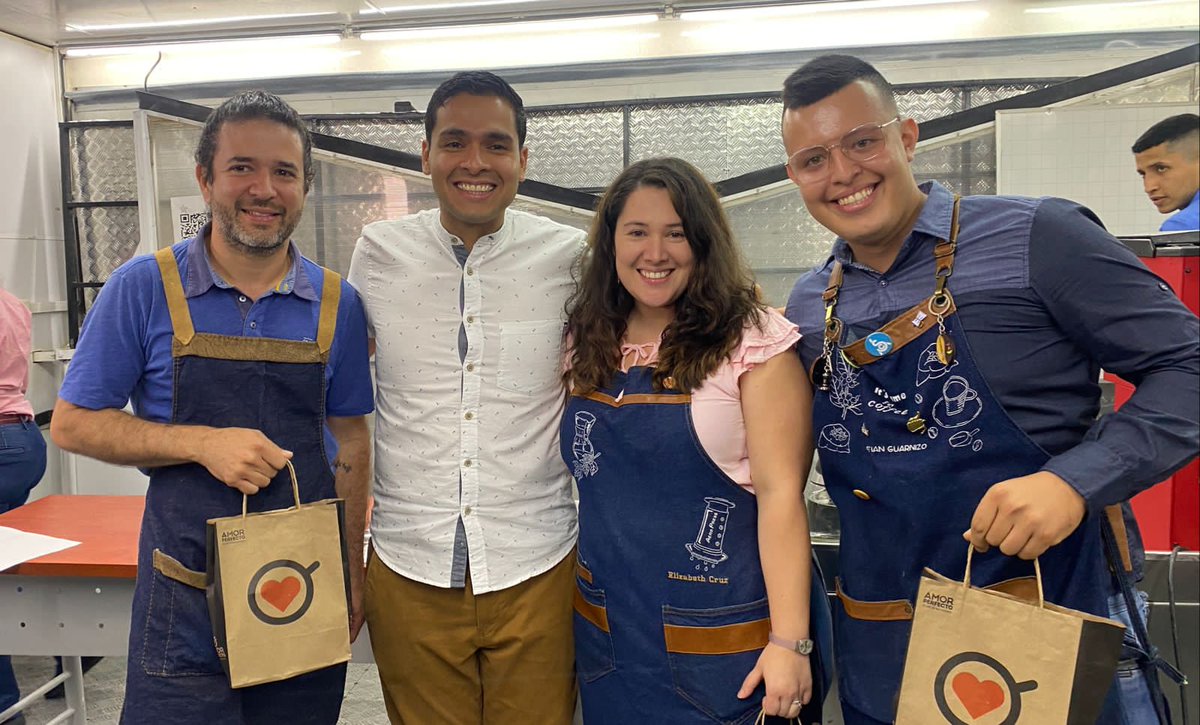 SENAQuindio's tweet photo. #SemanaDeCalidadDelCafe2022
Tenemos ganadores del primer campeonato de preparación de #café en #olleta:
🥇 Elizabeth Cruz ocupó el primer lugar.
🥈Jorge Andrés Luna segundo lugar
🥉Cristian Guarnizo tercer lugar https://t.co/q7ULaawjin