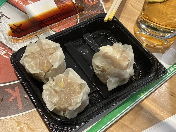 みんなでフードコートでつまみを買い込む 