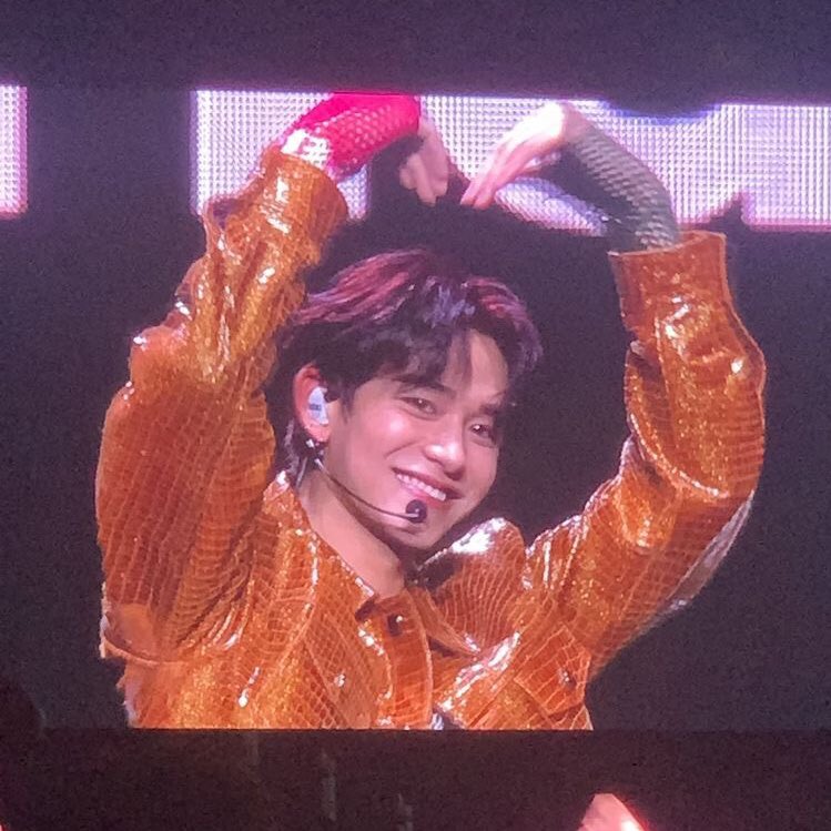 lucaswongcol's tweet photo. |RANDOM|
#lucas en uno de los conciertos de superm, que lindo, lo extrañamos mucho. 😭😭😭❤️
#루카스 #LUCAS #ルーカス #黄旭熙 #WongYukhei #Yukhei
#Xuxi #루카스 #Nct
#WayV #SuperM
#PowerfulBoy #wayvlucas #huangxuxi #nctlucas #waishenv #wayzenni
_______
wykarchive
jєoň×u×ı✨ https://t.co/9o7VSDMLTb