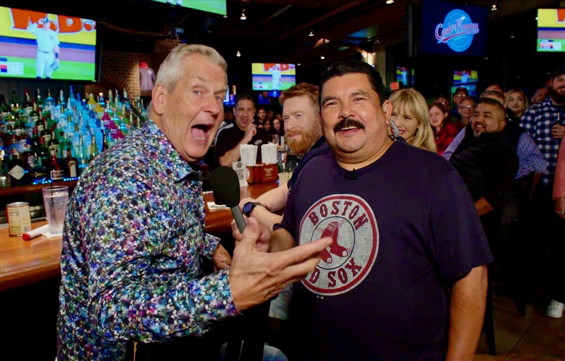 Guillermo ❤️ Beantown! <a href="/CasknFlagon/">Cask 'N Flagon</a> @IamGuillermo <a href="/ItsLennyClarke/">Lenny Clarke</a> #RedSox #Guillermobile #KimmelinBrooklyn