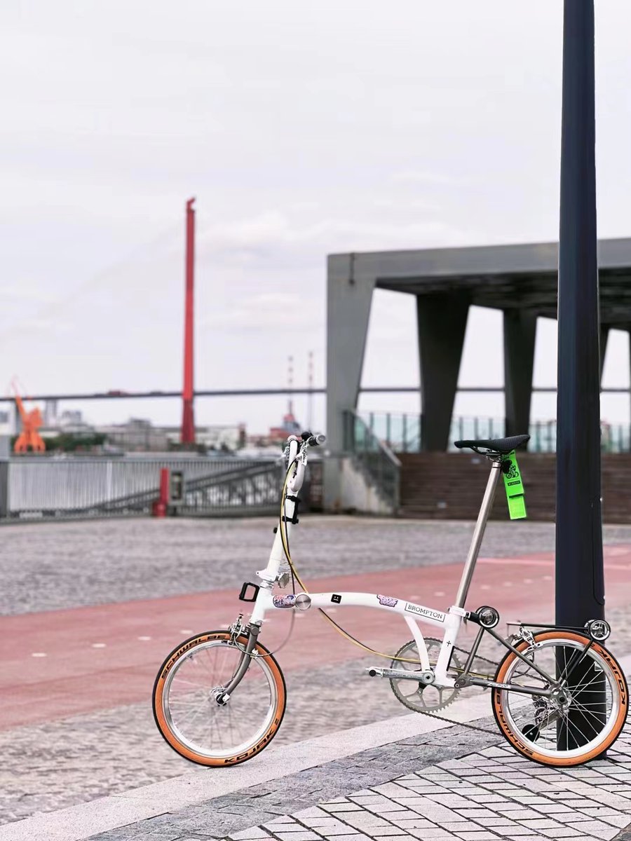 JosephKuosac's tweet photo. A22C Silver Aluminum Wheelset on Brompton.
It does look elegant and beautiful to me!
#elegant #beautiful #JosephKuosac #aluminum #wheelset #shinysilver #Brompton #小布 #foldingbike #折疊車 #グレース #美しさ #小さな車輪 https://t.co/Dj7zsanZsx
