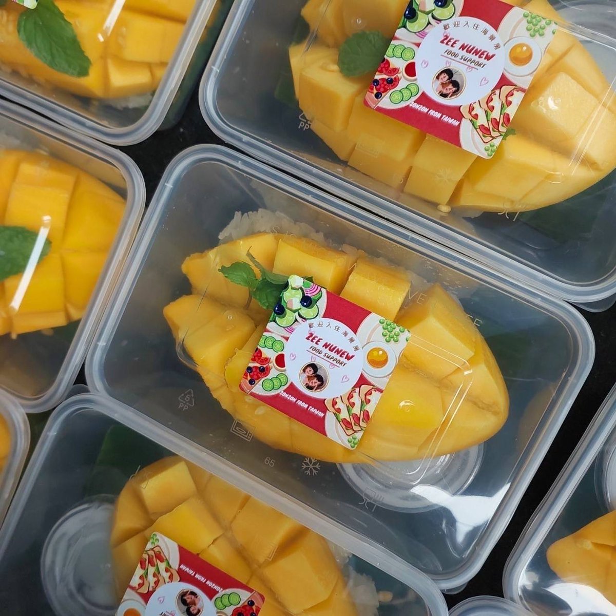 junior30220's tweet photo. 🎬 1st Food Support  for @zee_pruk &amp; @CwrNew and team of #CutiePieSeries
Food boxes*30
🍱Condensed Egg Rice 
With Minced Pork
Snack boxes*30
🥭Mango sticky rice

#นิ่งเฮียพิเศษQ2ลองมะ
#ซนซน
#Zunshine
#NanaNu https://t.co/c3JVXVlksQ