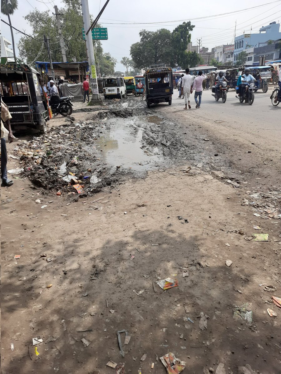 rakeshpathak2's tweet photo. @yadavtejashwi Muzaffarpur which keeps d major role in bihar economy growth phle use clean to kijiye fr chaumukhi vikas kijiyega.yahan Ct garbage bag bna hua h barish hone pr Ct mud &amp; gande pani ka talab ban jata h phle ye sahi kijiye. Its not smrt ct it looks like ct of garbage #TejashwiYadav https://t.co/EEEz1y3a1D