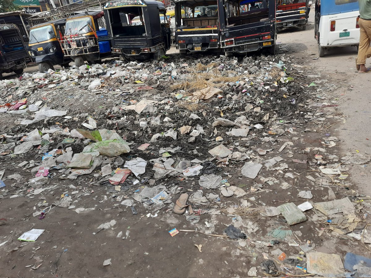 rakeshpathak2's tweet photo. @yadavtejashwi Muzaffarpur which keeps d major role in bihar economy growth phle use clean to kijiye fr chaumukhi vikas kijiyega.yahan Ct garbage bag bna hua h barish hone pr Ct mud &amp; gande pani ka talab ban jata h phle ye sahi kijiye. Its not smrt ct it looks like ct of garbage #TejashwiYadav https://t.co/EEEz1y3a1D