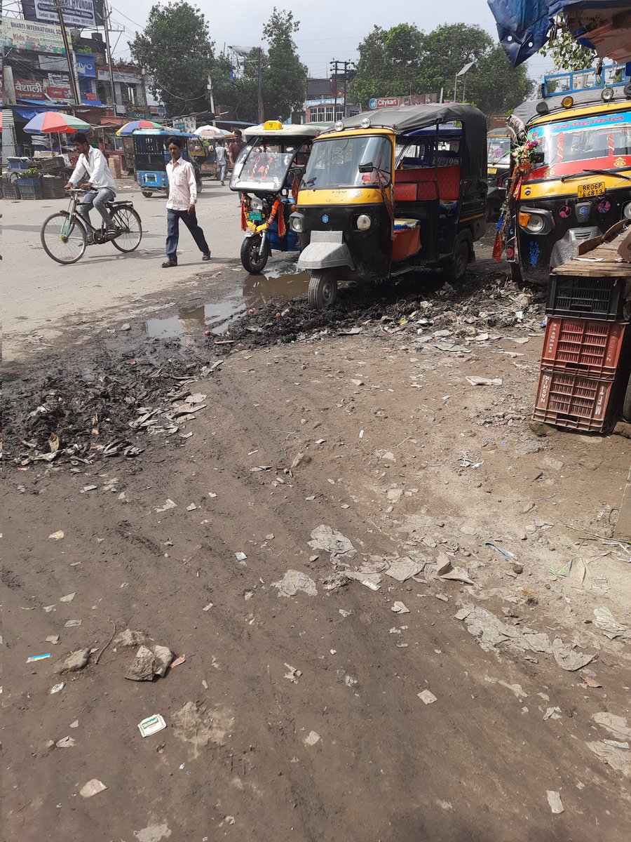 rakeshpathak2's tweet photo. @yadavtejashwi Muzaffarpur which keeps d major role in bihar economy growth phle use clean to kijiye fr chaumukhi vikas kijiyega.yahan Ct garbage bag bna hua h barish hone pr Ct mud &amp; gande pani ka talab ban jata h phle ye sahi kijiye. Its not smrt ct it looks like ct of garbage #TejashwiYadav https://t.co/EEEz1y3a1D
