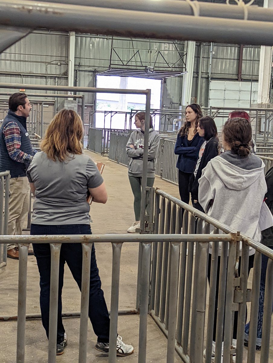 OATCAnimal's tweet photo. Visiting @AmericanRoyal and learning how pivotal the livestock industry was for the development of Kansas City! Such an awesome tour! Thanks for having us! @RoadrunnersOATC https://t.co/8i1JDifcWM