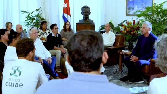 CanalCaribeCuba's tweet photo. El presidente @DiazCanelB  enunció que el #CódigoDeLasFamilias “destaca la solidaridad de cubanas y cubanos por encima del egoísmo y la exclusión”; y convocó a leer y a interpretar el texto jurídico “con el corazón”,  a “votar con el corazón”, y a “votar por #Cuba”.
🇨��🇨🇺🇨🇺 https://t.co/msIB9ngusS