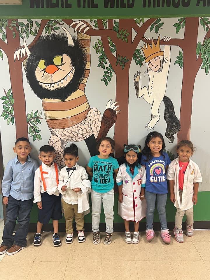 WinnetkaDISD's tweet photo. Scientists and mathematicians at Winnetka! ๐งช๐ #CollegeGoGetItWeek https://t.co/UY0k7KSgSo