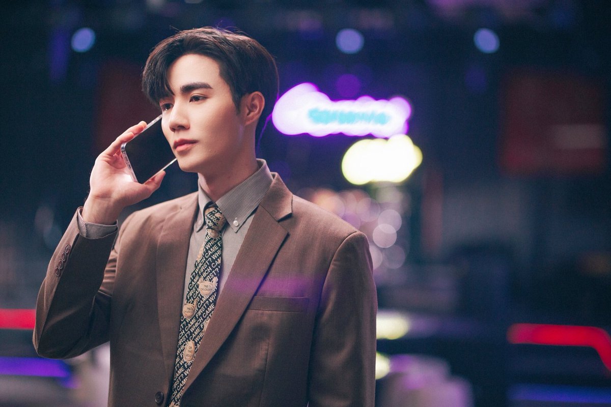 cwrboba's tweet photo. WHY IS HIA WEARING A CHICKEN AND EGG TIE ?!? 😂😂😂
#นิ่งเฮียพิเศษQ2ลองมะ https://t.co/QTuGZaFvU5