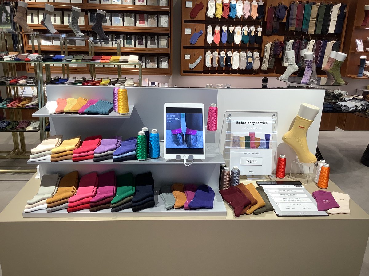 🧵刺繍案内🧵

GINZA SIX店ではオリジナル刺繍のオーダーを受け付けております🪡
機械も新しくなりレディース一部アイテムにもお入れ出来る様になりました✨

推し活用にお入れする方も増えております！
詳細は画像に記載しております是非ご覧下さい💁‍♀️

＃GINZASIX #推し活 #刺繍 #オリジナル刺繍