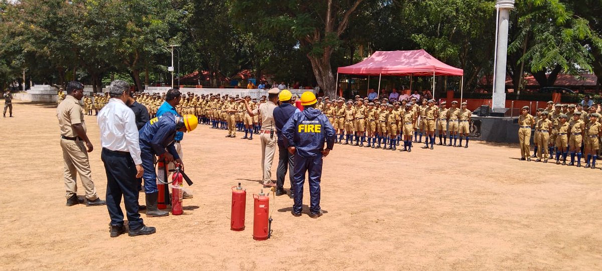 GeorgianBlore's tweet photo. #FireSafetyAwarenessProgram
To sensitize staff & cadets about the life saving & rescue techniques in case of fire was demonstrated by #FSO Banaswadi Fire Station & #FSAI Team.
#SheelamParamBhushanam
Courtesy : 3388/RH Mr Mithun J Secy FSAI ( Bangalore Chapter) https://t.co/Wl6nLzpVeo