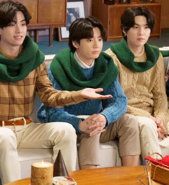 형들 사이에 앉은키 확 낮아져서 조구맣게 앉아있는 것두 귀여운데 바지 길이도 귀엽