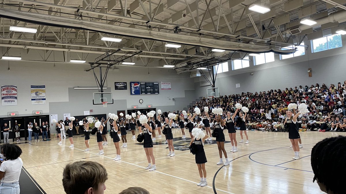 trawickk's tweet photo. Despite not getting the W, we had a great Homecoming day/game. Started with our pep rally then ended @SHSSenators for the @DMSPanthers1 vs. @monroviahawks game. @MCSSAthletics #1mmshawks https://t.co/DWlCpJnDBf