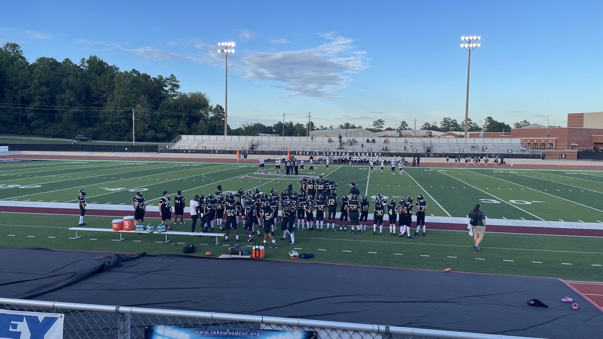 trawickk's tweet photo. Despite not getting the W, we had a great Homecoming day/game. Started with our pep rally then ended @SHSSenators for the @DMSPanthers1 vs. @monroviahawks game. @MCSSAthletics #1mmshawks https://t.co/DWlCpJnDBf