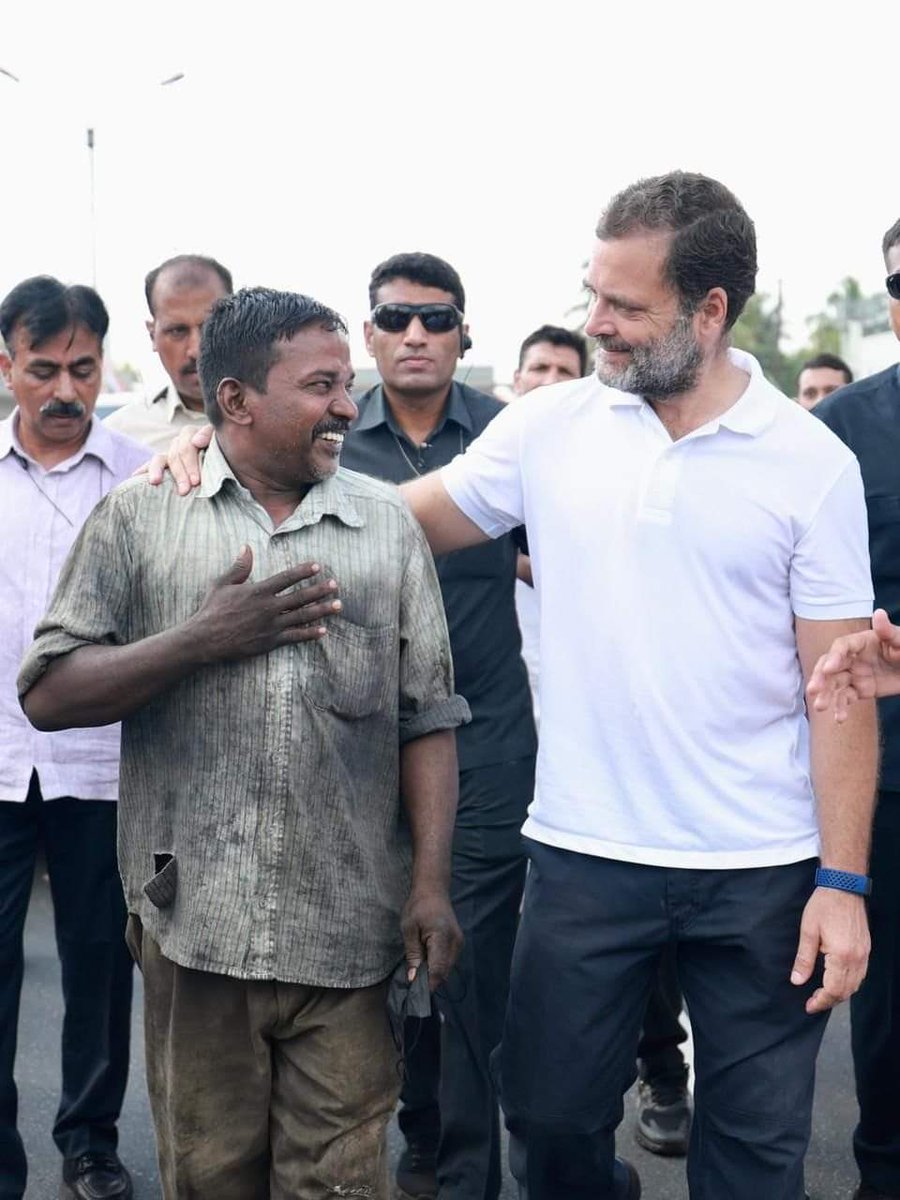 Madeshjournali1's tweet photo. என் நாட்டை ஒருபோதும் இழக்கமாட்டேன் என்று சொன்ன மகனின் அரவணைப்பும்,கரிசனமும் இதோ 👇

நாட்டை ஆள்வாயாக 👍👏🐎 https://t.co/iTwMgyjS0w