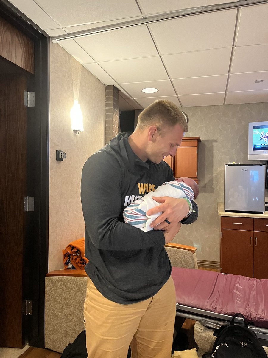 CoachKoehring's tweet photo. Bear William Koehring was born 09/22/2022 at 5:59PM. He weighed 7lbs 4oz and was 20 3/4 in long! Baby and mother are doing fantastic! Our hearts are so full #babyboy #futuretiger #putmeincoach 🐻🏈 https://t.co/XHVrPzmXxj
