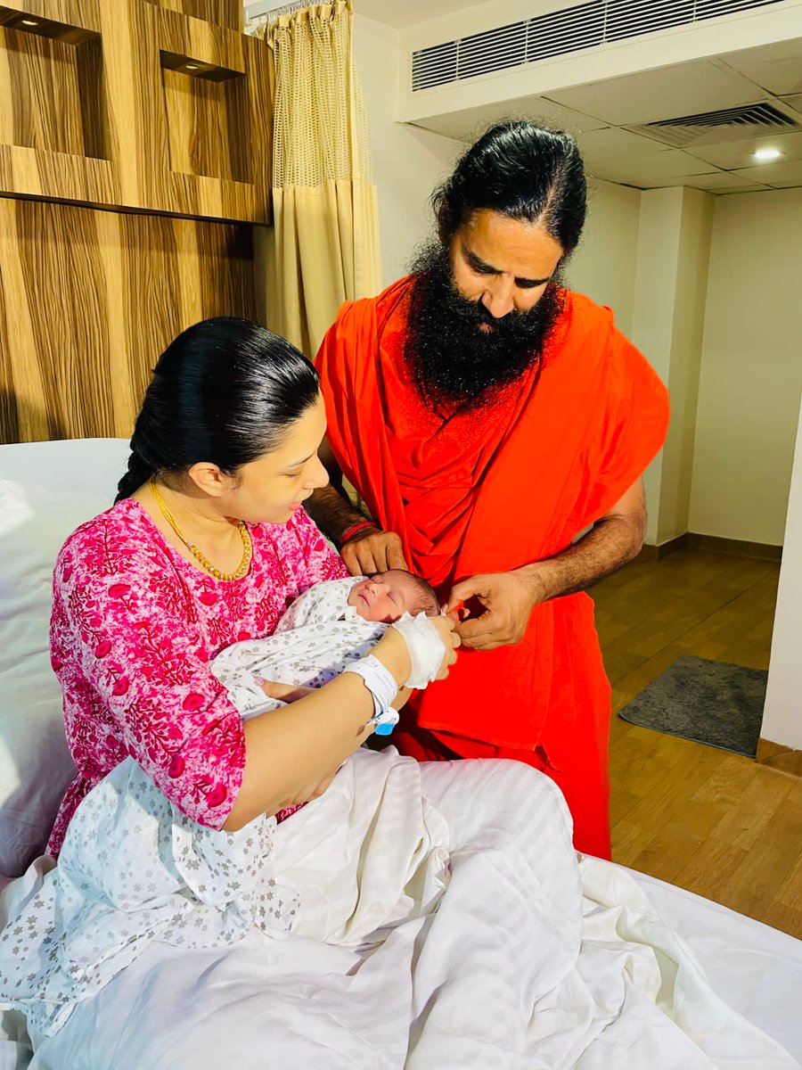 IMinakshiJoshi's tweet image. जीवन की इस यात्रा को @yogrishiramdev जी के सानिध्य में किए योग ने वाकई बहुत सरल बनाए रखा. परिवार और गुरु को प्रणाम जिनके आशीर्वाद से हौसला बना रहा. कन्या का स्वागत किया जाए 😊
