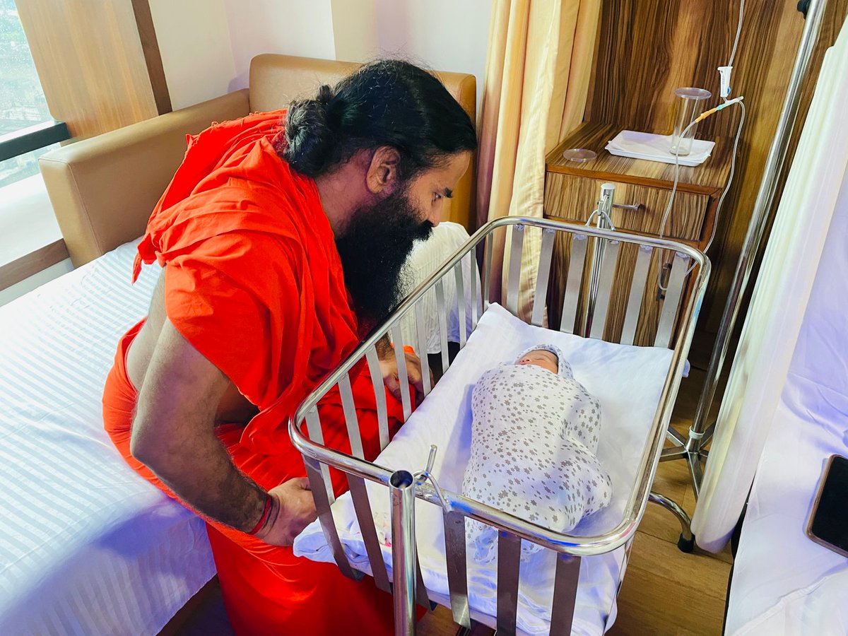 IMinakshiJoshi's tweet image. जीवन की इस यात्रा को @yogrishiramdev जी के सानिध्य में किए योग ने वाकई बहुत सरल बनाए रखा. परिवार और गुरु को प्रणाम जिनके आशीर्वाद से हौसला बना रहा. कन्या का स्वागत किया जाए 😊