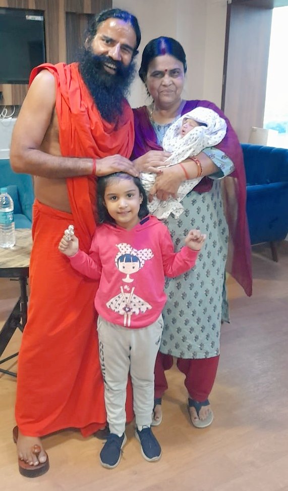 IMinakshiJoshi's tweet image. जीवन की इस यात्रा को @yogrishiramdev जी के सानिध्य में किए योग ने वाकई बहुत सरल बनाए रखा. परिवार और गुरु को प्रणाम जिनके आशीर्वाद से हौसला बना रहा. कन्या का स्वागत किया जाए 😊