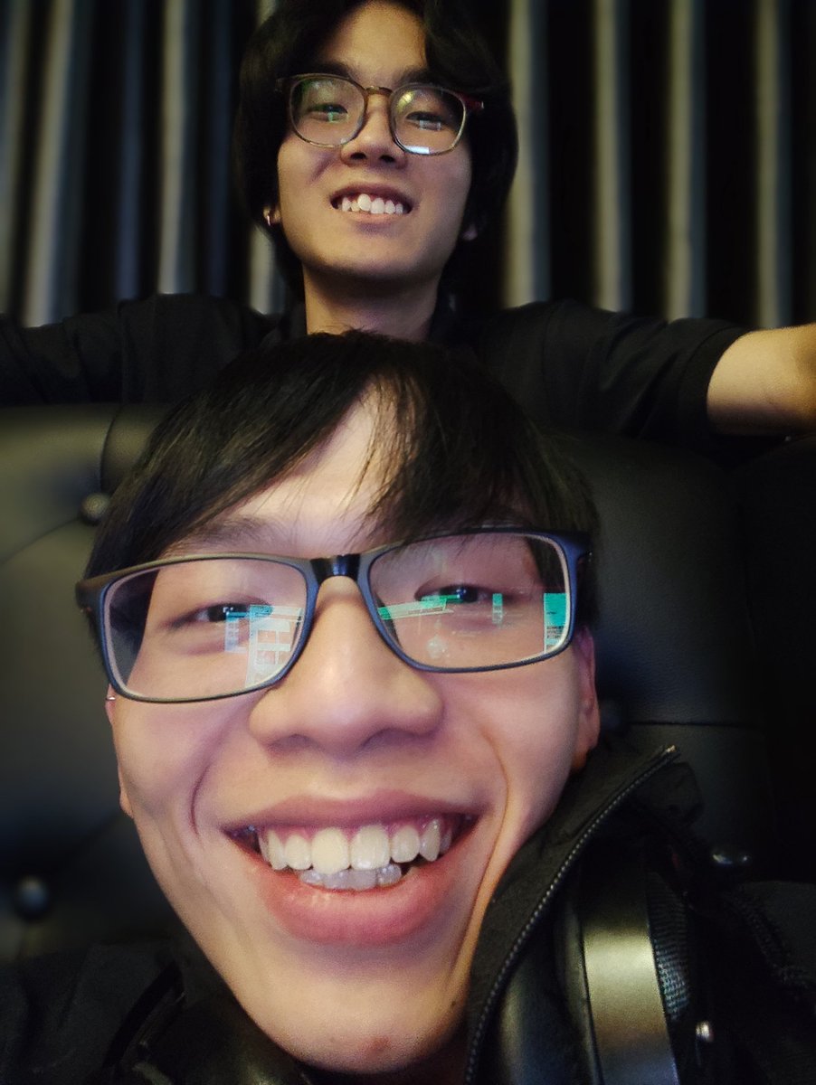 ali191024's tweet photo. Ngày mưa vắng em thì anh sẽ tìm đến game ( thằng sau lưng là nhân viên tên Viên thích ăn bò viên và các loại viên khác vân vân và mây mây ...) https://t.co/xW9ciinhvj