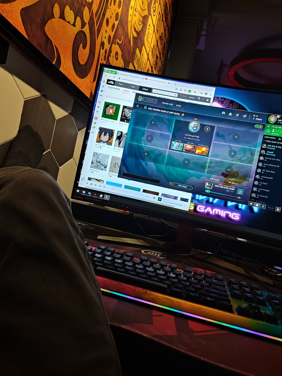 ali191024's tweet photo. Ngày mưa vắng em thì anh sẽ tìm đến game ( thằng sau lưng là nhân viên tên Viên thích ăn bò viên và các loại viên khác vân vân và mây mây ...) https://t.co/xW9ciinhvj