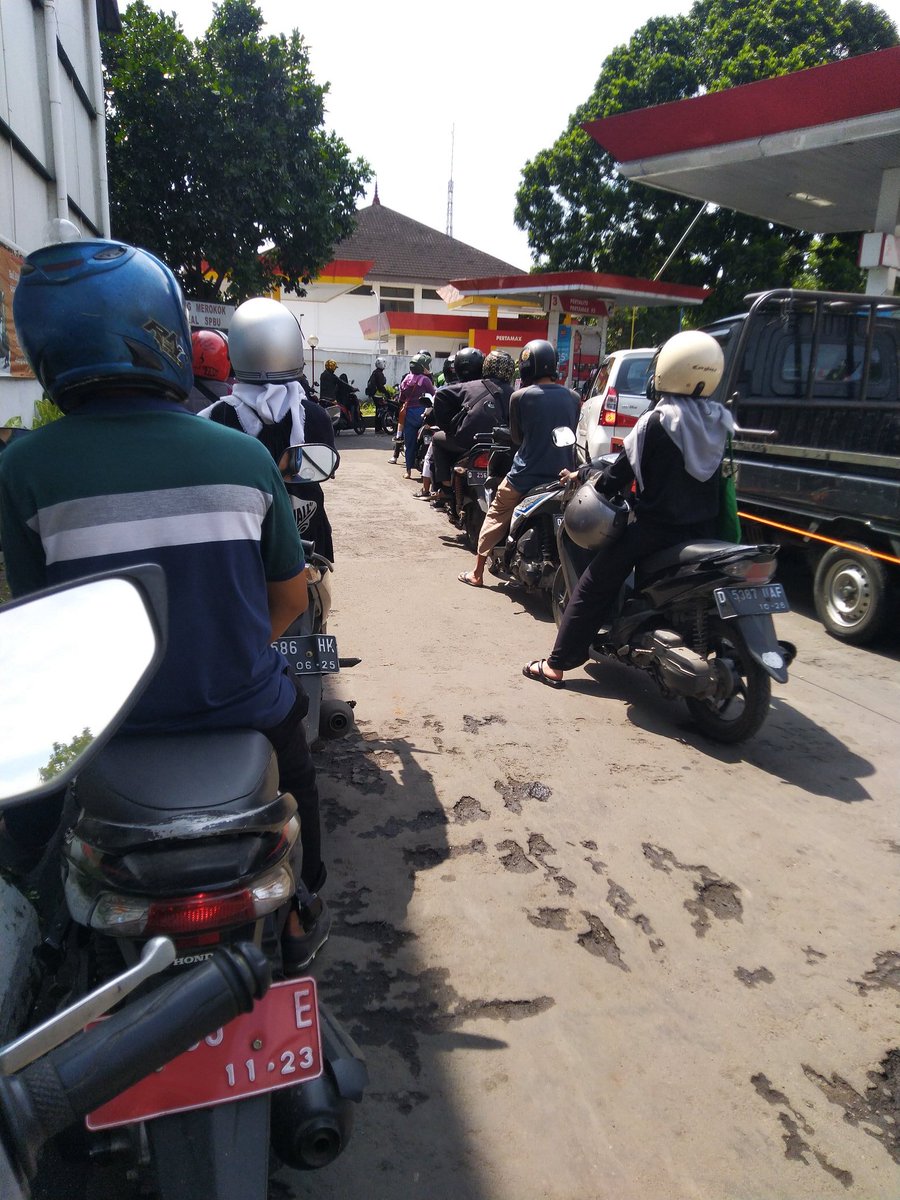 Tolonglah <a href="/pertamina/">PERTAMINA</a> &amp;wahai spbu d seluruh jagad raya..SPBU yg pertalite jgn cuman satu,jd mengular banget , lama amat. Toh yg ber subsidi juga udah d naekin.marketing pert*** jgn gini gini amat atuh. Iya kl lg ada duit, kl lagi boke? Lokasi: spbu Martanegara Turangga