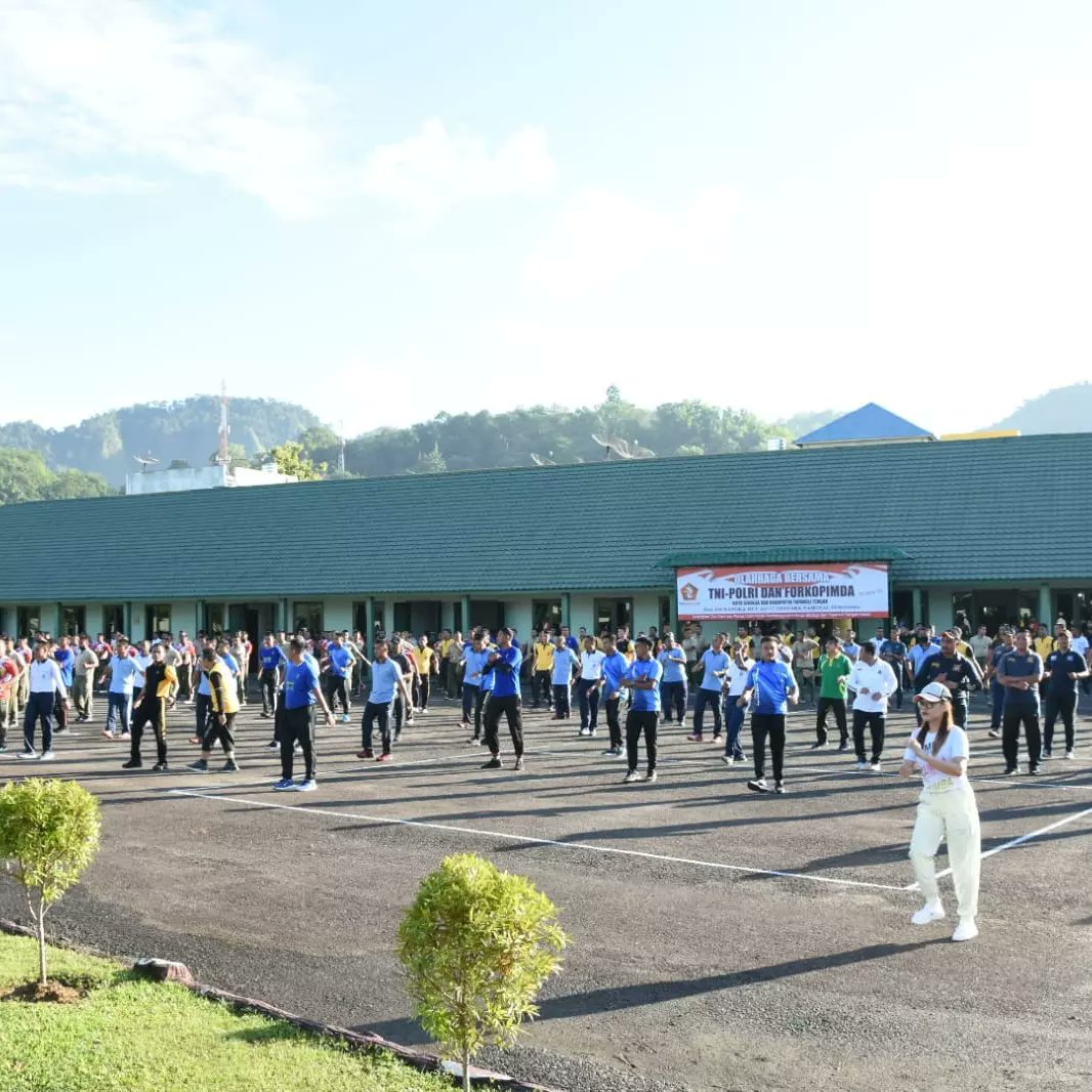 Korem023_ks's tweet photo. Sibolga, Dalam rangka menyambut HUT Ke 77 TNI tahun 2022 serta memperkuat Sinergitas TNI-Polri dan Forkopimda Sibolga dan Tapanuli Tengah Korem 023/KS melaksanakan Olahraga bersama di lapangan Makorem 023/KS Jln Datuk Hitam No.1 Sibolga Jumat (23/09/2022) https://t.co/MxsfwHx2cF