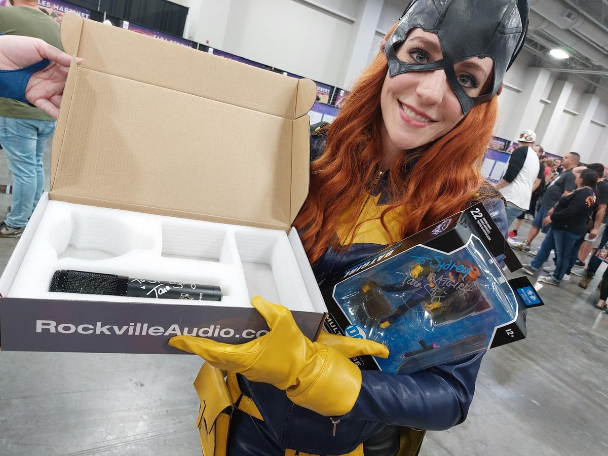 abluemoon88's tweet photo. Met one of my #voiceactor heroes, @tarastrong today. Thank you for being so gracious and talking with me. 

And thank you to @newpski43 and @SkargtheViking for gifting me this opportunity.

Now, with her touch, I'll have more luck with booking roles. Thank you! 💙 https://t.co/VCDOgDHxph