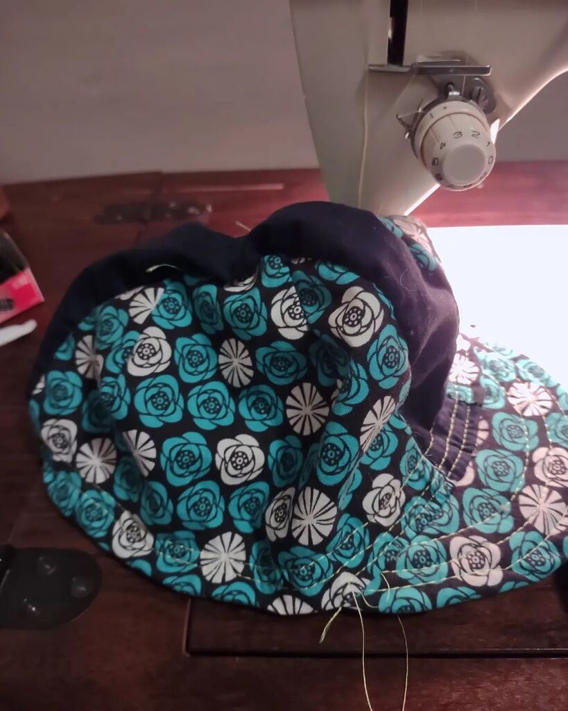 OriginaLCHarper's tweet image. How cute is this fabric? Also this pattern was too small for my HUGE melon. I need another INCH at the edges to make this cycling cap fit. #makergonnamake #maker #myog cycling caps are dorky but serve the purpose of soaking up sweat under a helmet. This one is cotton from my…