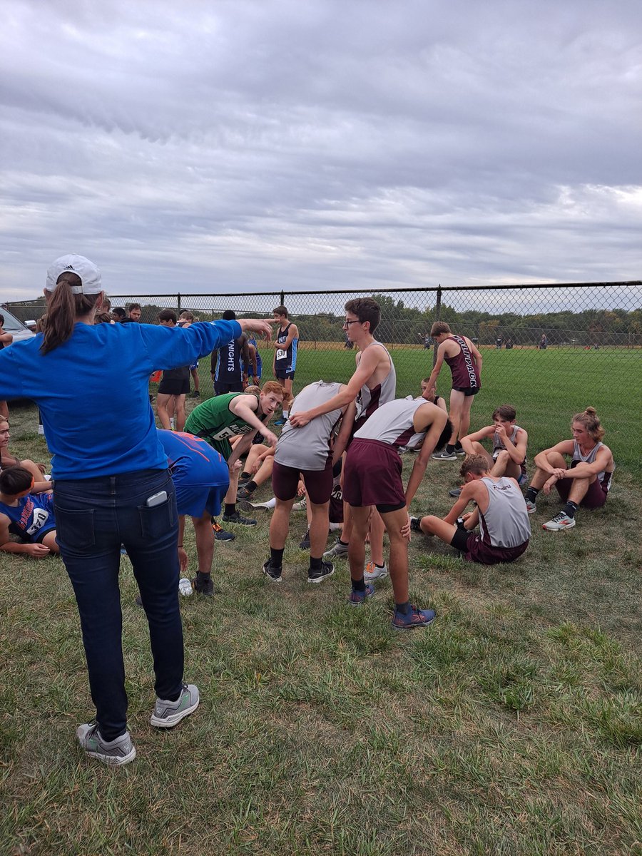 BojiXC's tweet photo. JV champion Lane stays to congratulate every single runner behind him, Pioneers and other teams. This is what it's all about. #classy #sportsmanship #character #proudtobeone #pioneerpride https://t.co/fb0dYfHb6r
