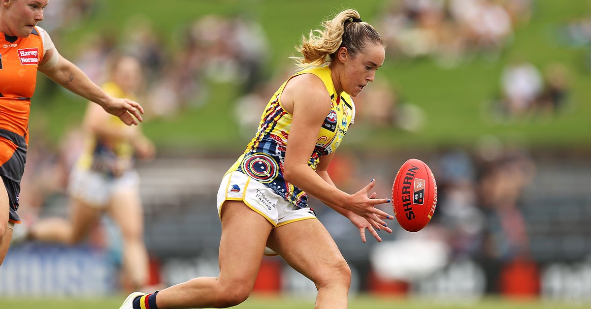 CrowsAFLW's tweet photo. She’s in career best form but what’s inspired Maddi? 👊 👉 https://t.co/05cf5PFAVv
#weflyasone https://t.co/6P7rUMBVz2