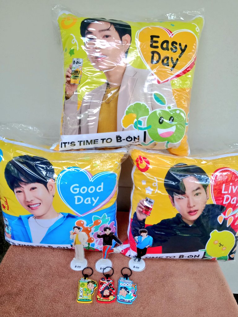 Malalyn702's tweet photo. ได้รับของรางวัลแล้วนะคะน้องยู @iLoveUnif น่ารักทุกชิ้นเลยค่ะ🥰 มาแบบลังใหญ่มากกก
ขอบคุณมากนะคะ 🙏❤️💙💛
ปล.1ขออภัยในความถ่ายรูปไม่สวยนะคะ
ปล.2ขออภัยที่ไม่แกะถุงที่หมอน นุชกลัวเปื้อน 😅
#BeONxBewithPeckBewithYou
#ItsTimeToBeOn
#เป๊กผลิตโชค
#PeckPaLitChoke https://t.co/2C3EcvdGxy