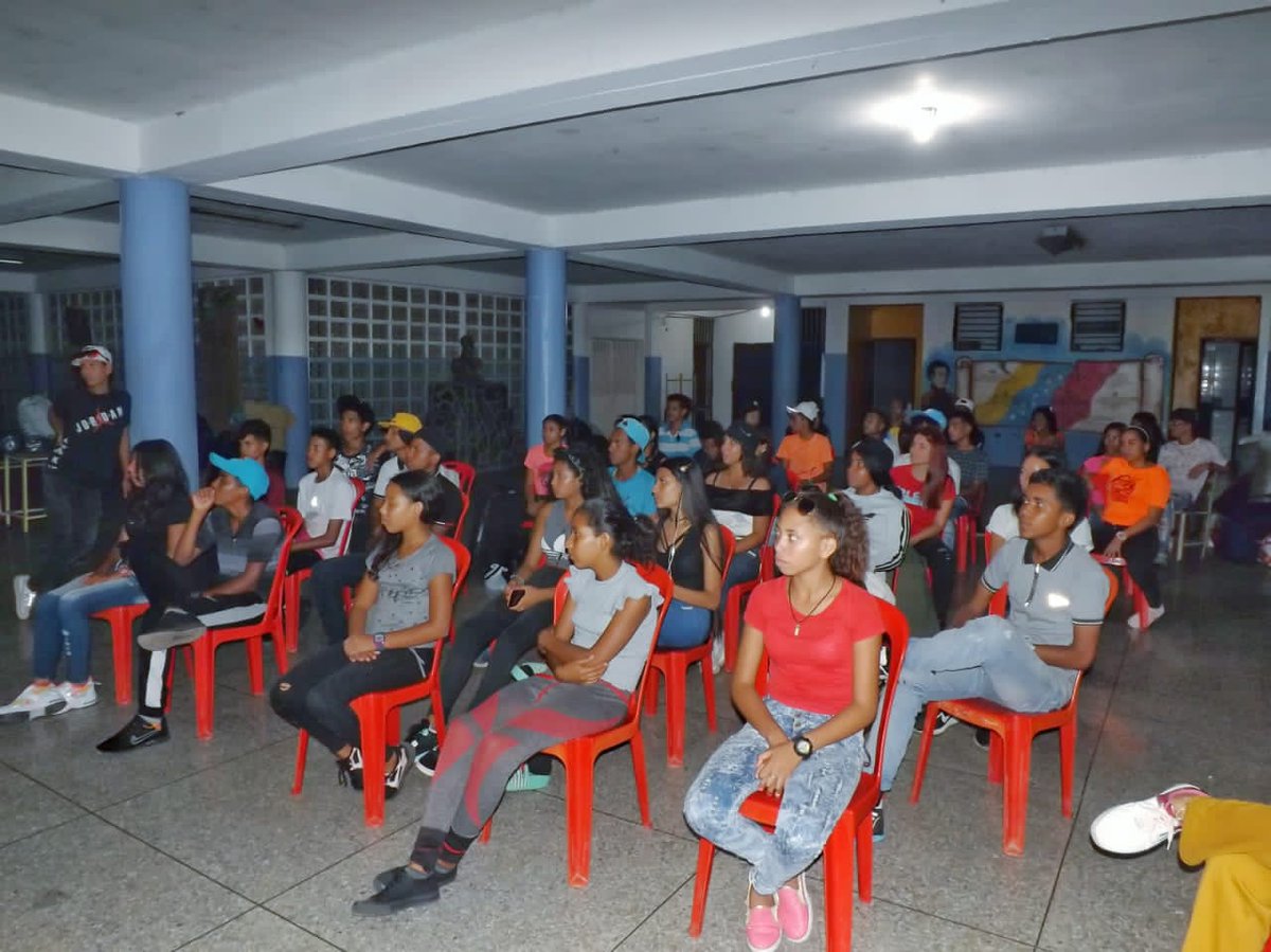 19|20|21 Sep.

Desde el Mcp. Bolívar específicamente en la U.E.N. Antonio Ricaurte,  se llevo a cabo el Campamento 1000 Veces Robert capitulo emprendedores de la Escuela de Liderazgo y Emprendimiento Productivo Robert Serra donde nuestros brigadistas  siguieron su formación.